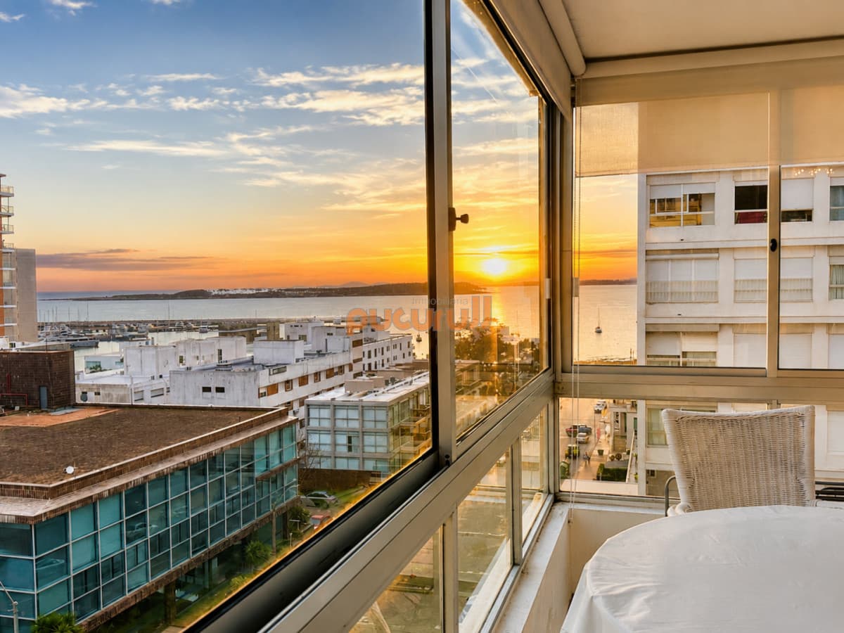 Venta de apartamento en Península de Punta del este con 3 dormitorios y 2 baños reciclado