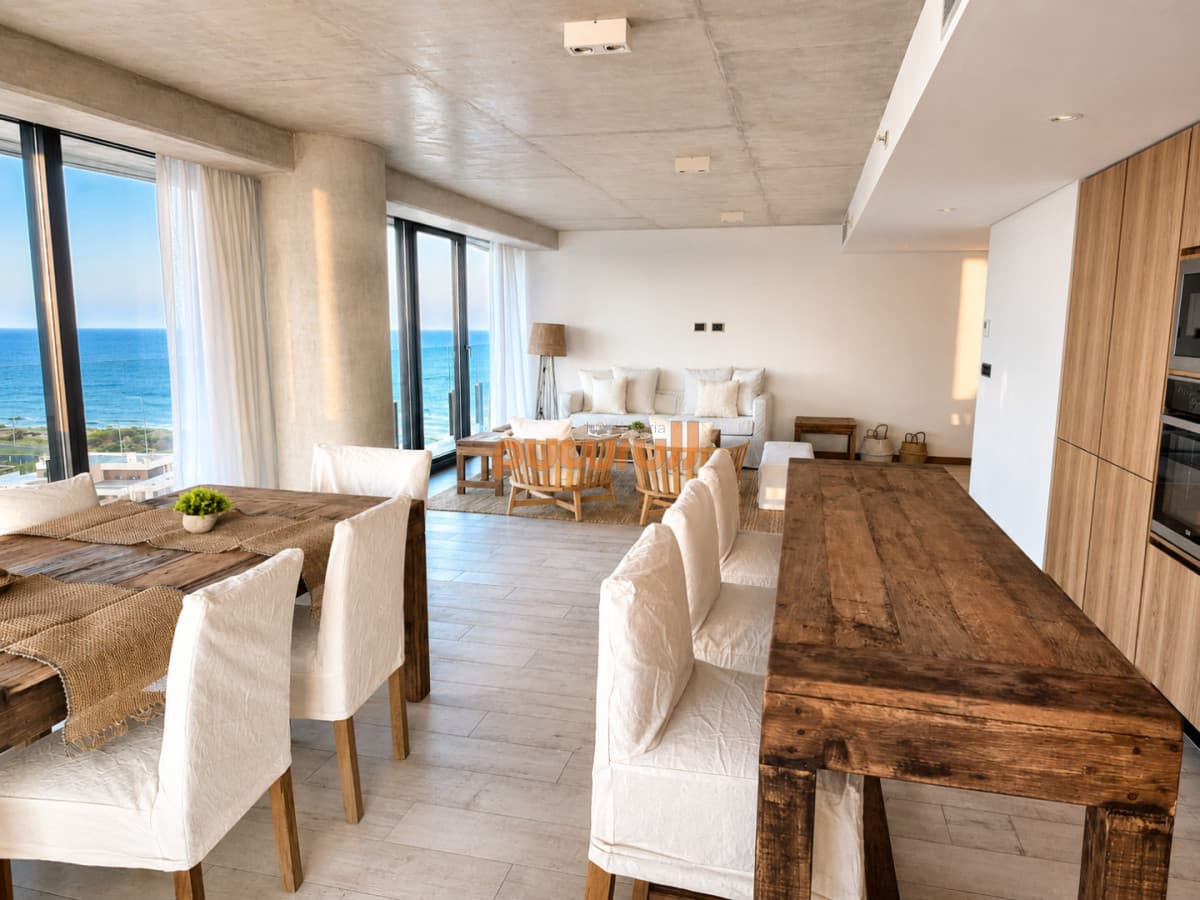 Espectacular Apartamento de 2 Dormitorios y Medio, piso alto, Torre Surfside, Punta del Este