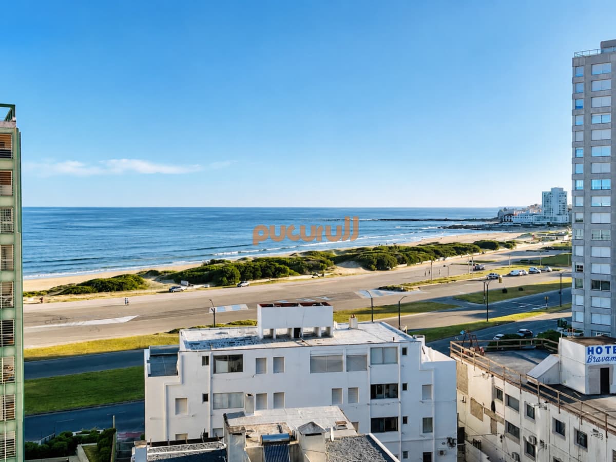 Moderno Apartamento de 2 Dormitorios en Venta, Playa Brava, Punta del Este