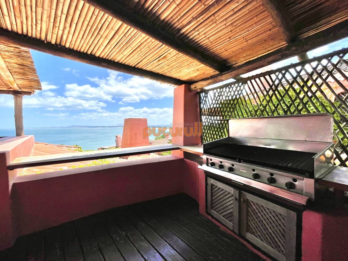 Alquiler temporario de maravillosa casa de cuatro dormitorios más dependencia en Complejo Privado de Punta Ballena