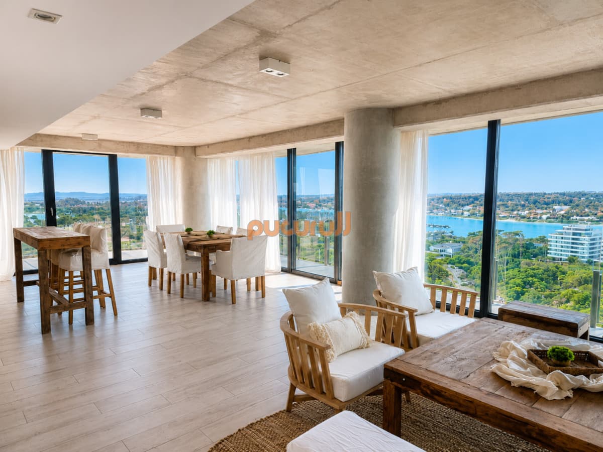 Espectacular Apartamento de 2 Dormitorios y Medio, piso alto, Torre Surfside, Punta del Este