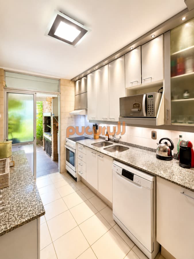 Apartamento en venta playa Mansa de 4 dormitorios y amplia terraza con parrillero propio