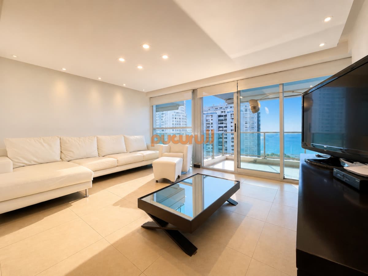 Venta de Excelente Apartamento de 3 Dormitorios con Vista al Mar, Playa Mansa, Punta del Este