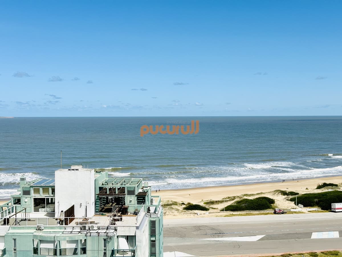 Venta de apartamento con vista al mar y muy luminoso de 2 dormitorios con 2 baños, Playa Brava Aidy Grill, Punta del Este