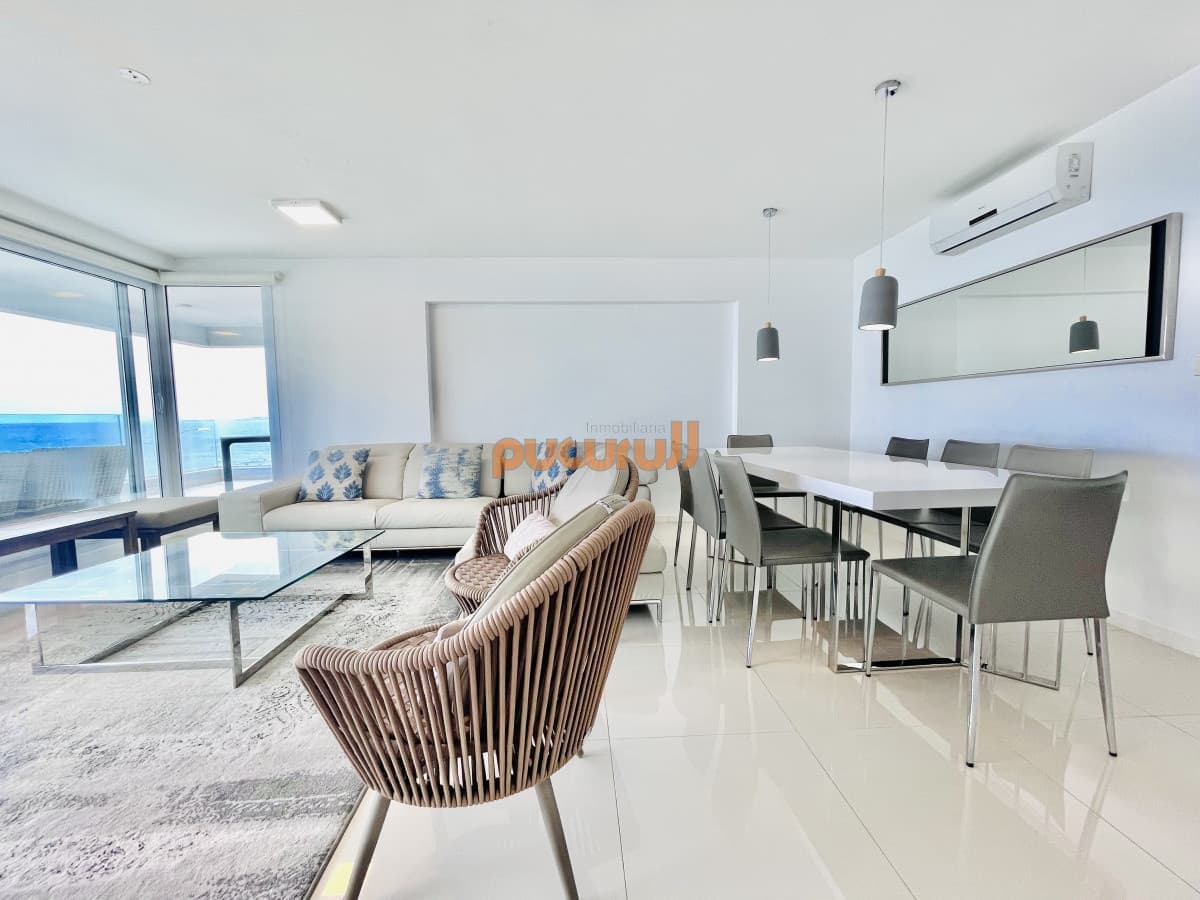 Apartamento de 3 Dormitorios y Parrillero Frente al Mar, Playa Mansa