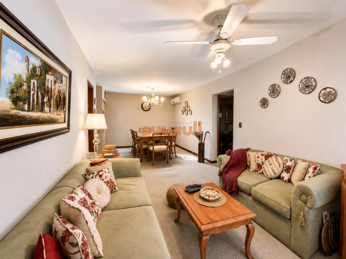 Apartamento en venta playa Mansa de 4 dormitorios y amplia terraza con parrillero propio