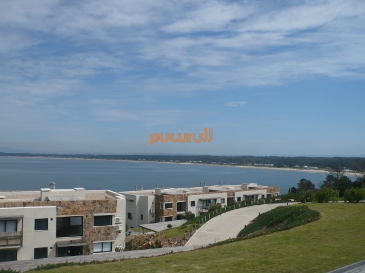 Venta de apartamento de dos dormitorios con dos baños en maravilloso complejo de Punta Ballena