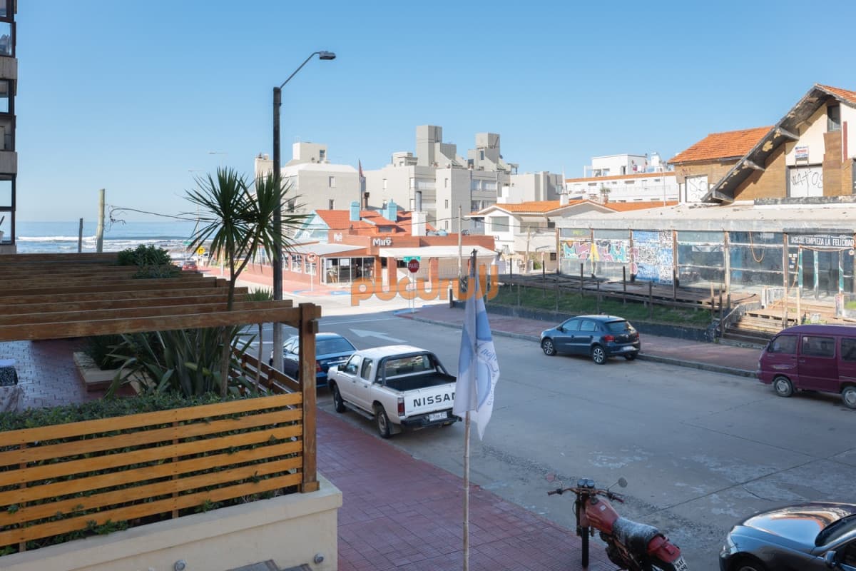 Apartamento de 2 Dormitorios frente al Mar, en Venta, Península de Punta del Este