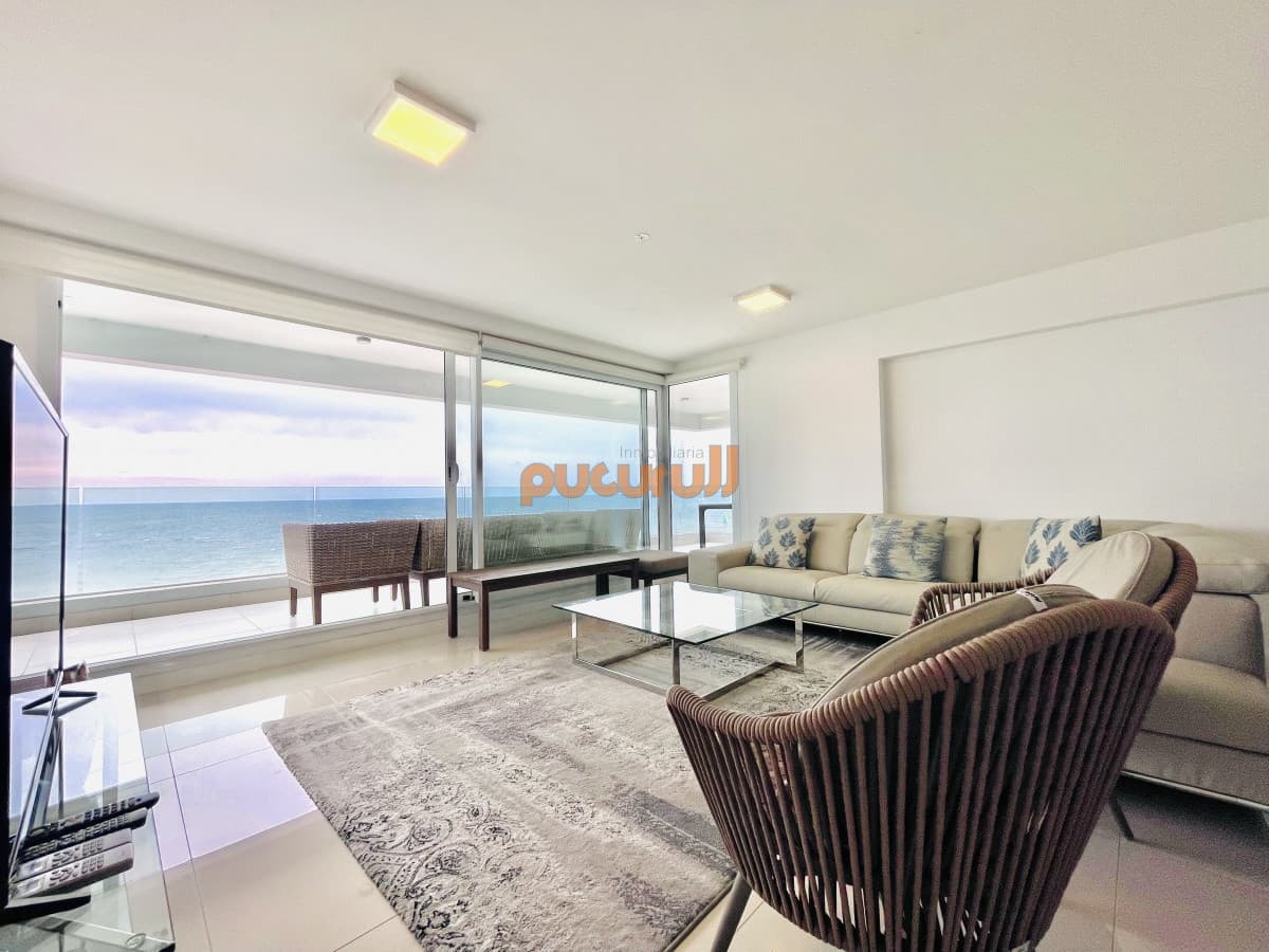 Apartamento de 3 Dormitorios y Parrillero Frente al Mar, Playa Mansa