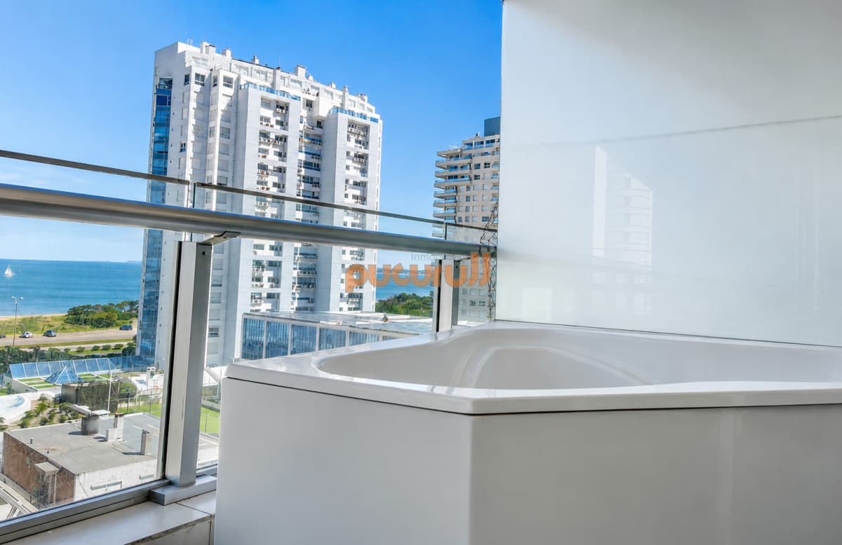 Apartamento de 2 Dormitorios a metros del mar y torre moderna, playa Mansa, Punta del Este