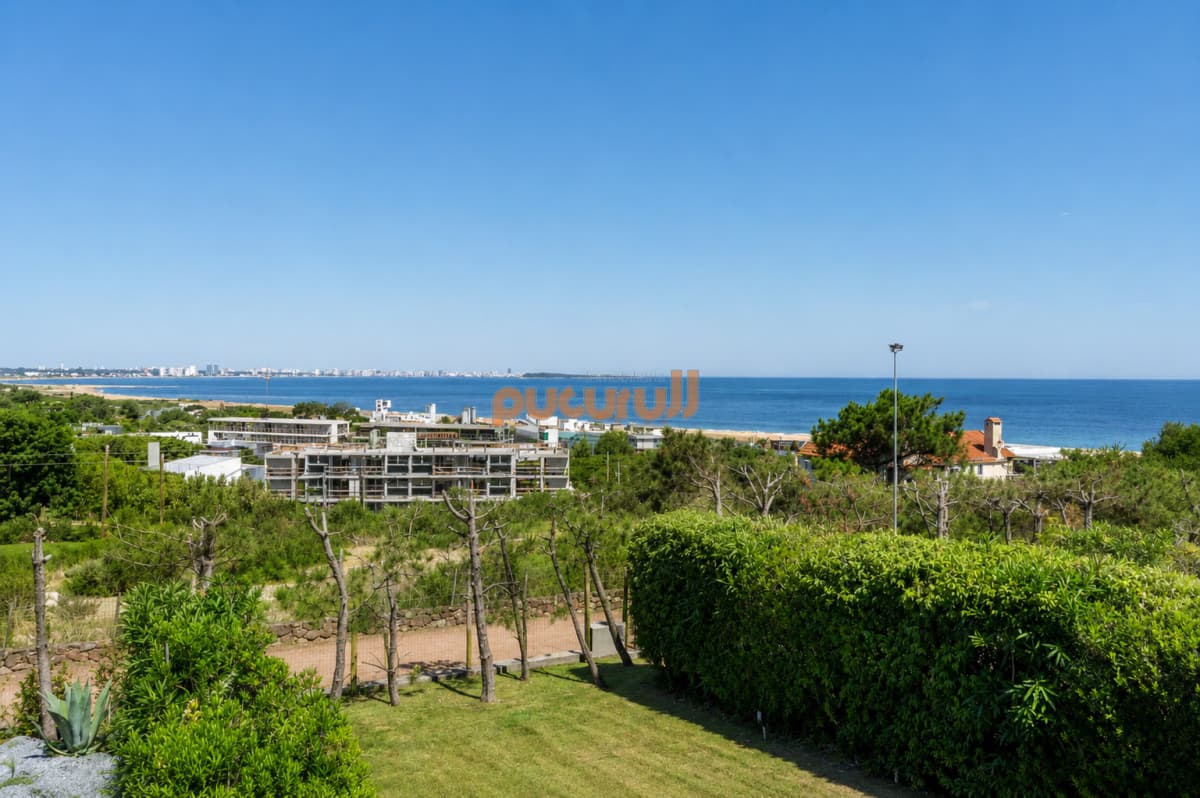Apartamento de 3 Dormitorios, Parrillero de uso exclusivo y Jardín en Punta Ballena, Punta del Este