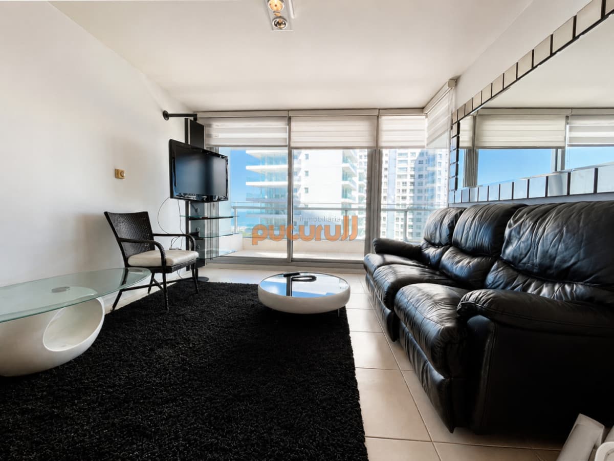 Apartamento de 2 Dormitorios a metros del mar y torre moderna, playa Mansa, Punta del Este