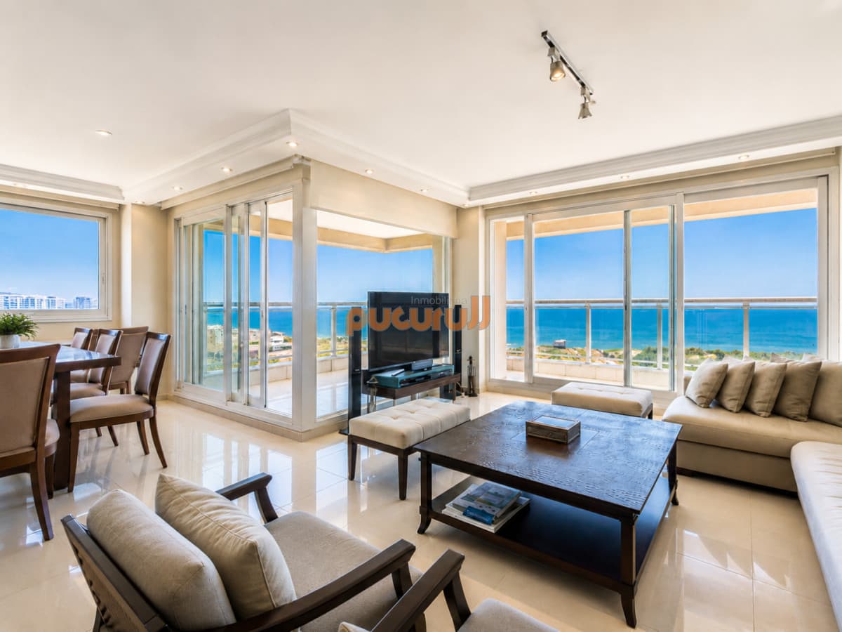 Alquiler temporario de excelente apartamento en torre Le Jardin de Playa Mansa, Punta del Este