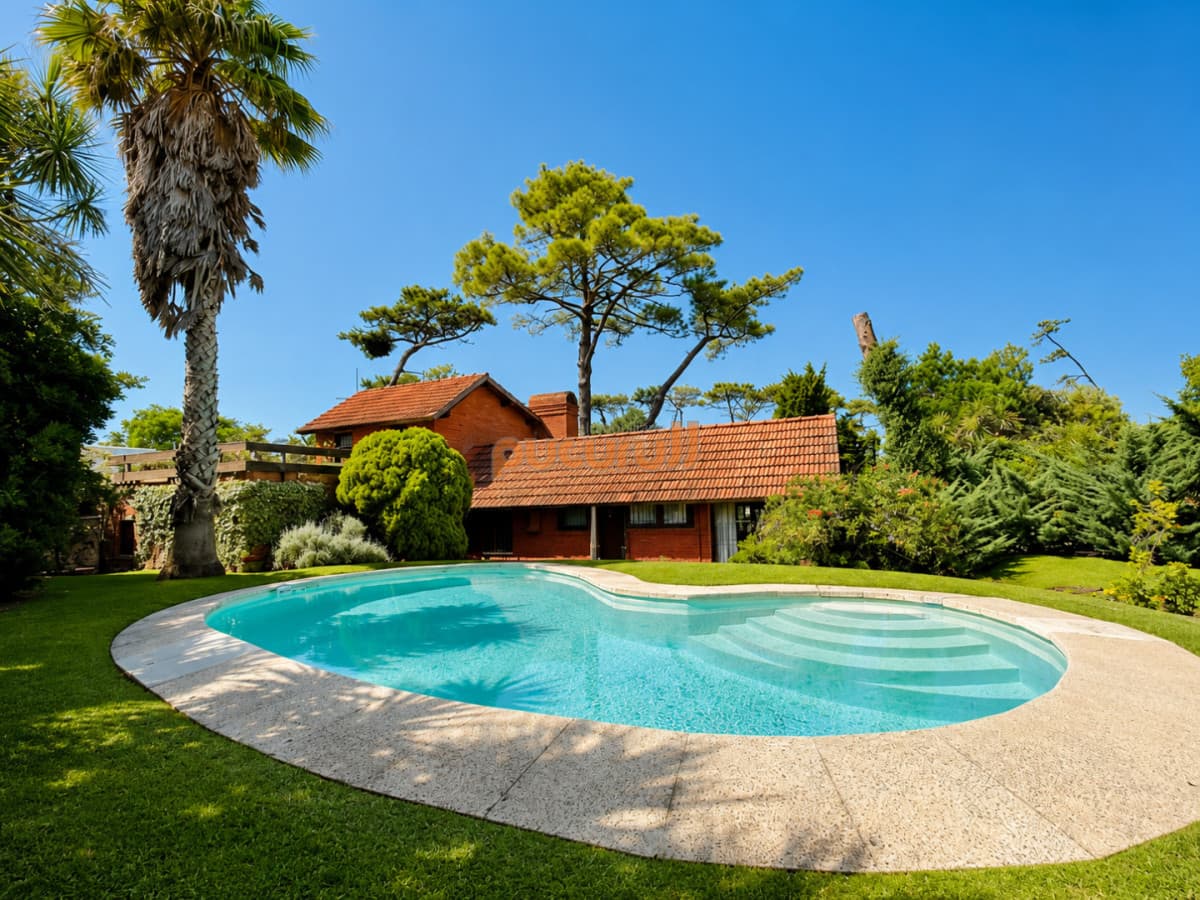 Excelente Casa de 4 Dormitorios en Playa Mansa - Punta del Este