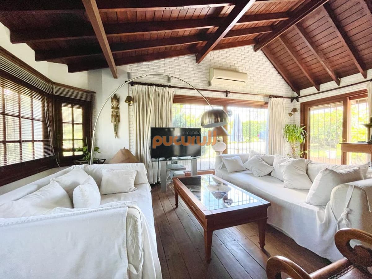Excelente Casa de 4 Dormitorios en Playa Mansa - Punta del Este