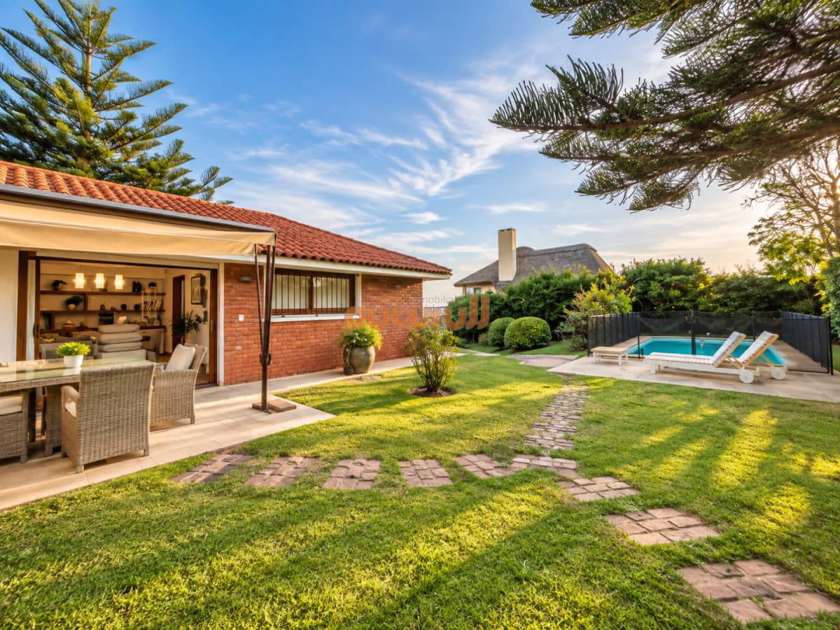 Excelente Casa de 4 Dormitorios y Piscina a una Cuadra del Mar