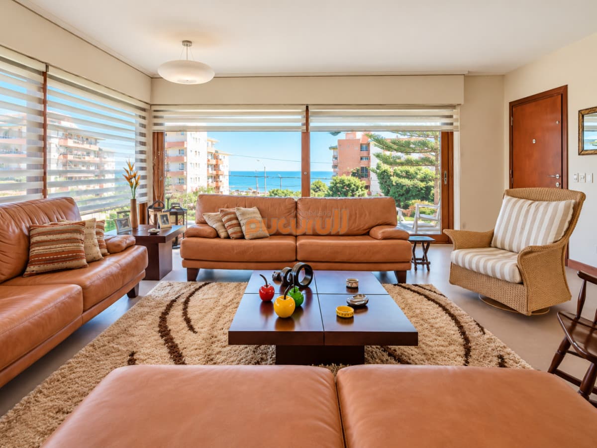 Excelente Casa de 4 Dormitorios y Piscina a una Cuadra del Mar