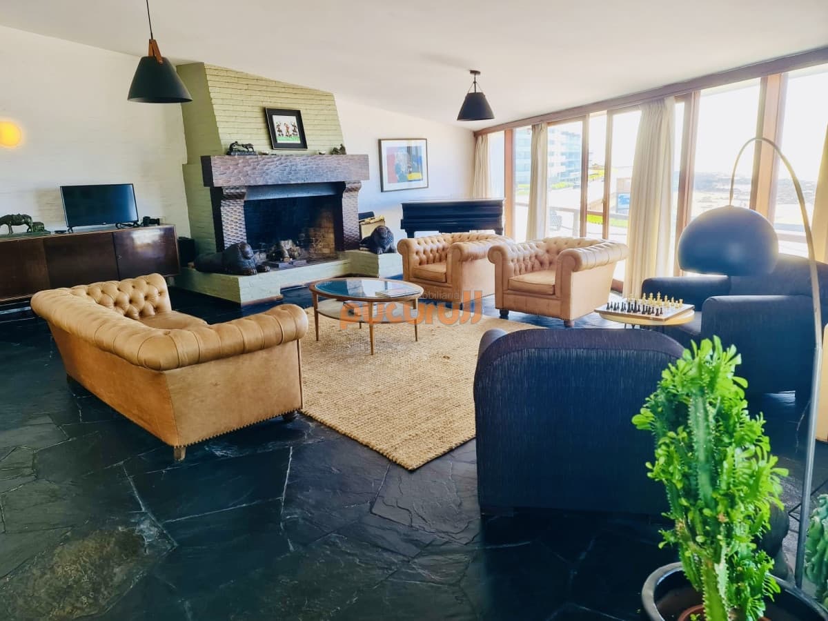 Gran Casa en Venta sobre el Mar de 5 Dormitorios y Dependencia en Península, Punta del Este