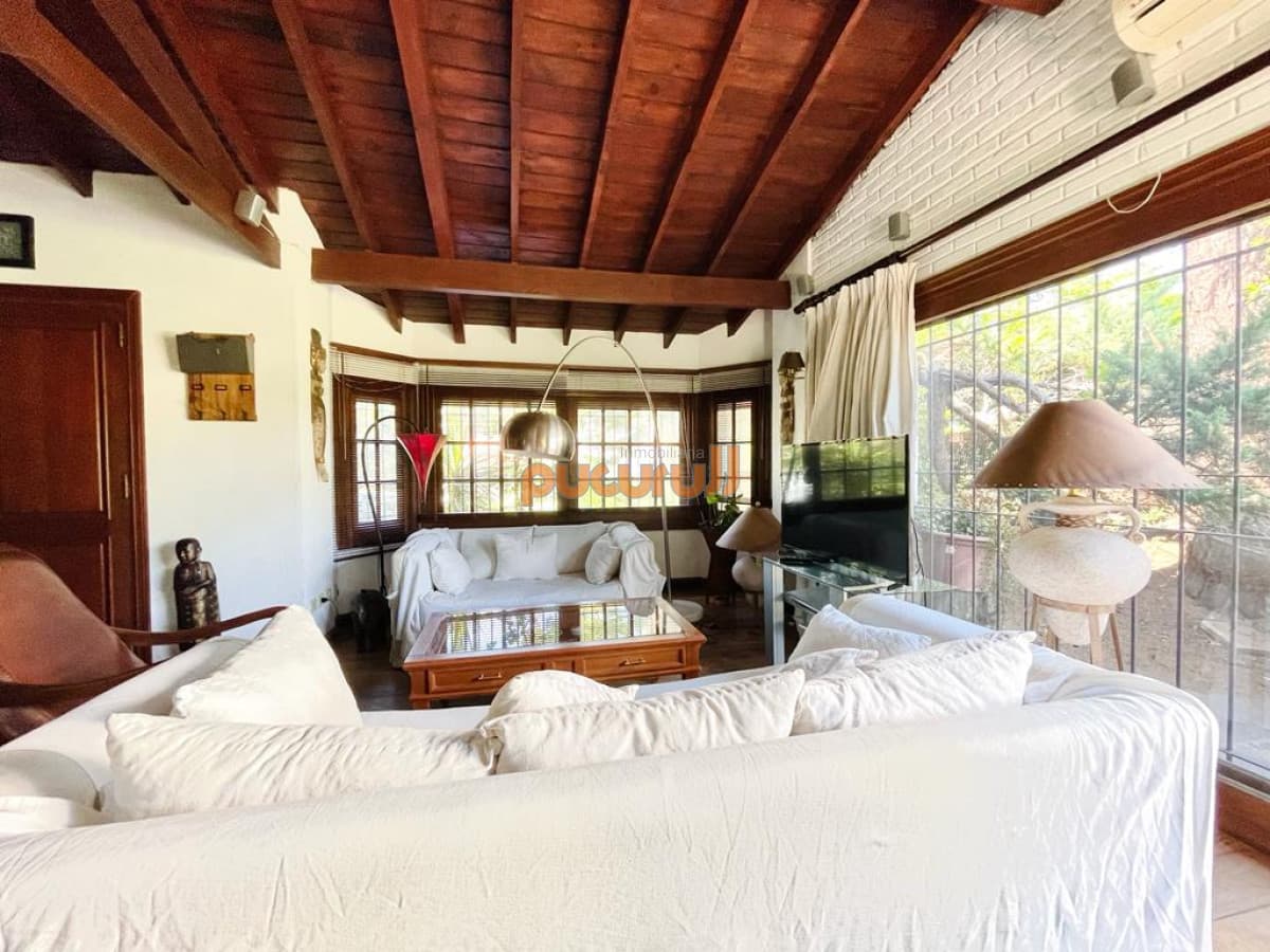 Excelente Casa de 4 Dormitorios en Playa Mansa - Punta del Este