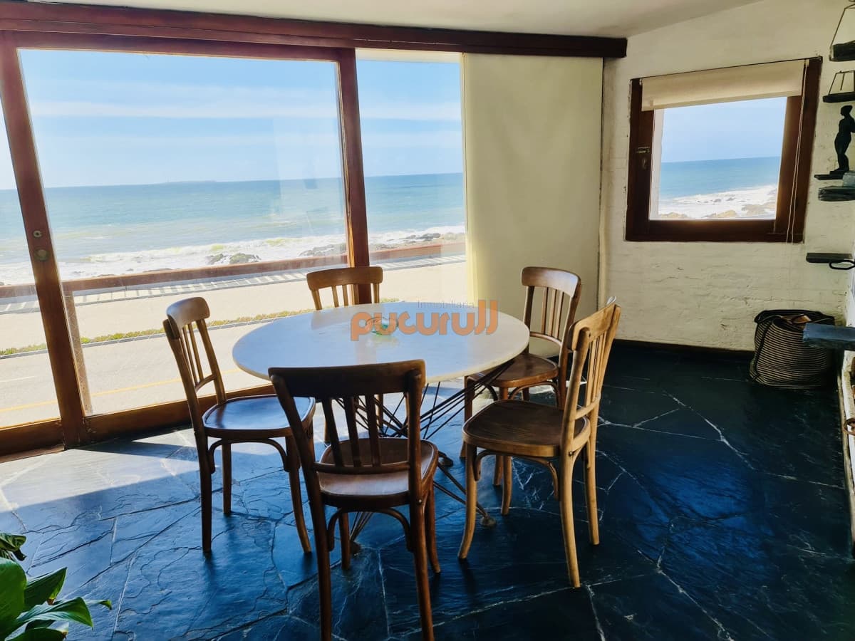 Gran Casa en Venta sobre el Mar de 5 Dormitorios y Dependencia en Península, Punta del Este