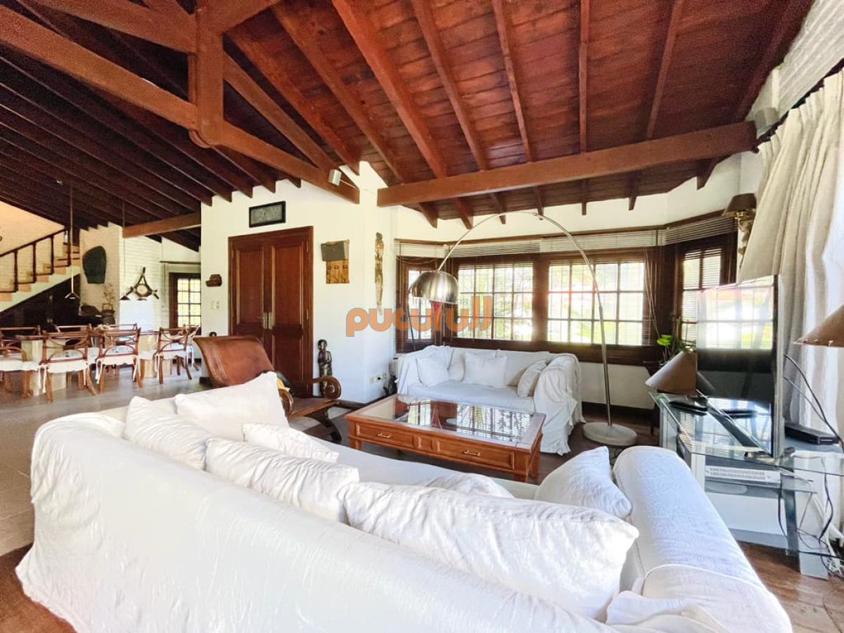 Excelente Casa de 4 Dormitorios en Playa Mansa - Punta del Este