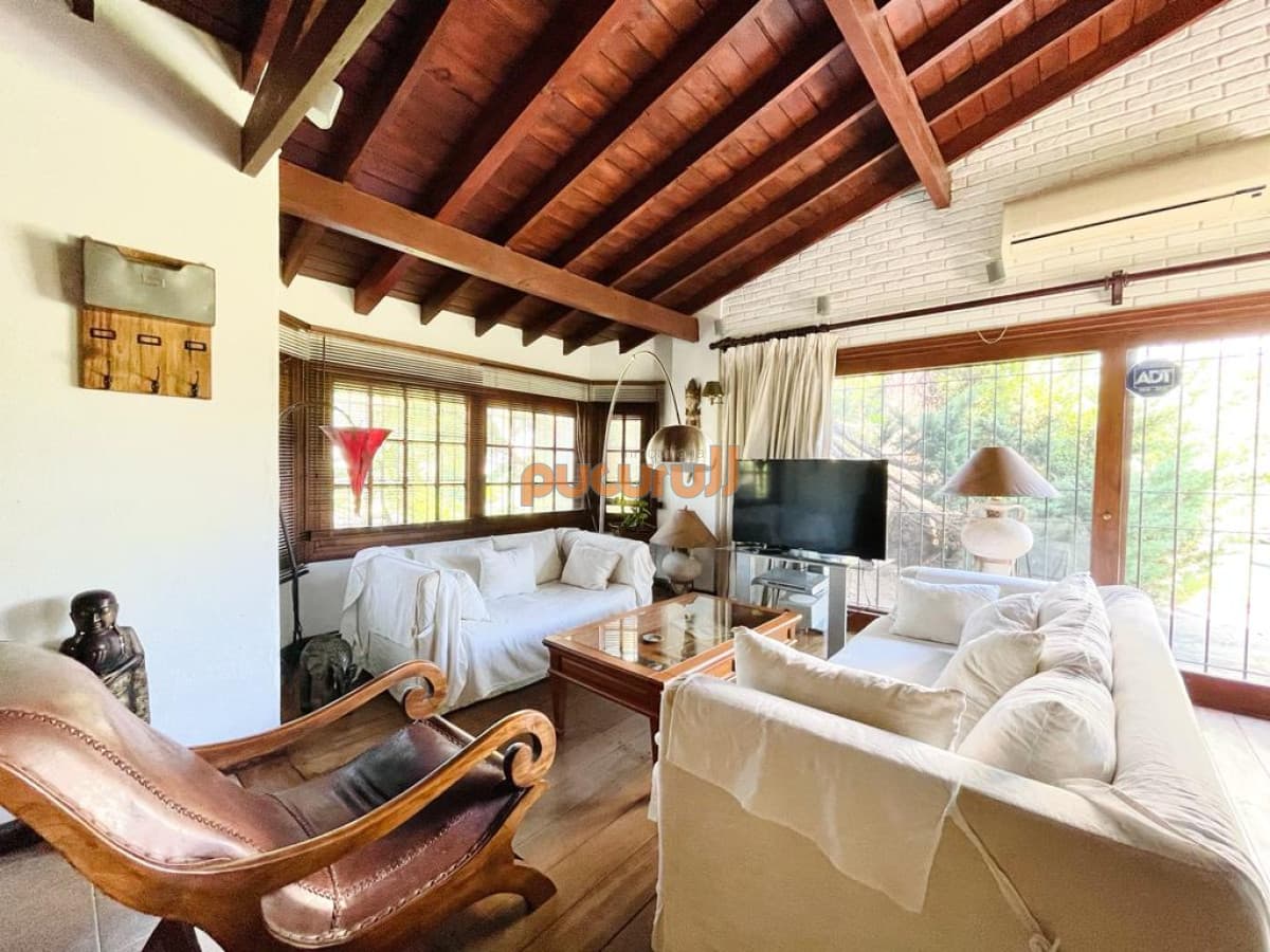 Excelente Casa de 4 Dormitorios en Playa Mansa - Punta del Este