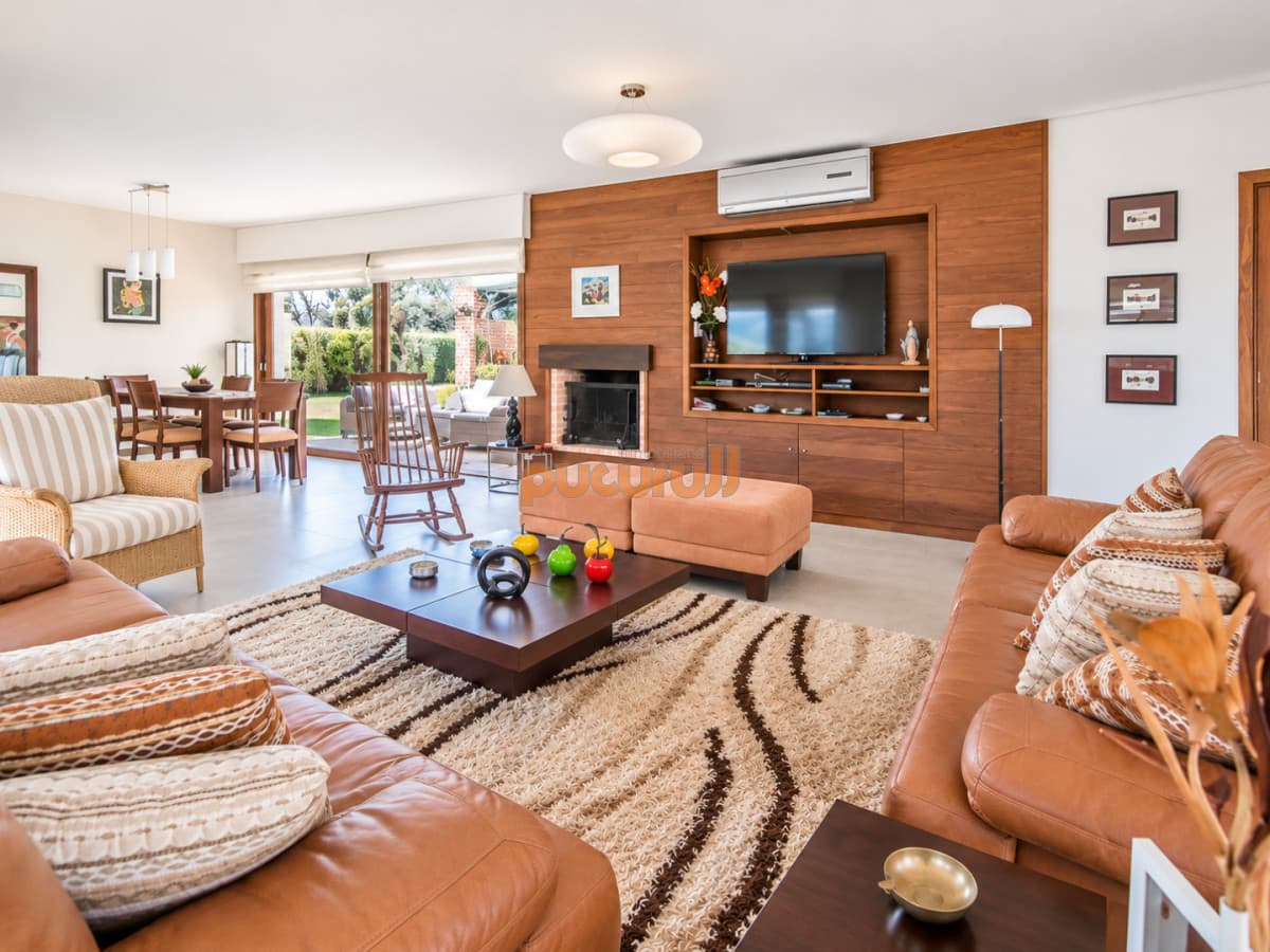 Excelente Casa de 4 Dormitorios y Piscina a una Cuadra del Mar