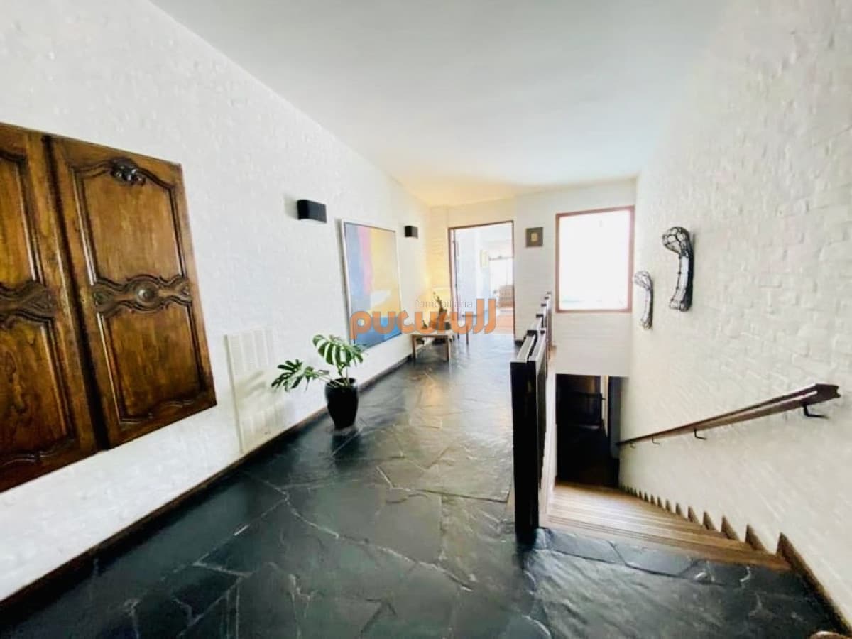 Gran Casa en Venta sobre el Mar de 5 Dormitorios y Dependencia en Península, Punta del Este