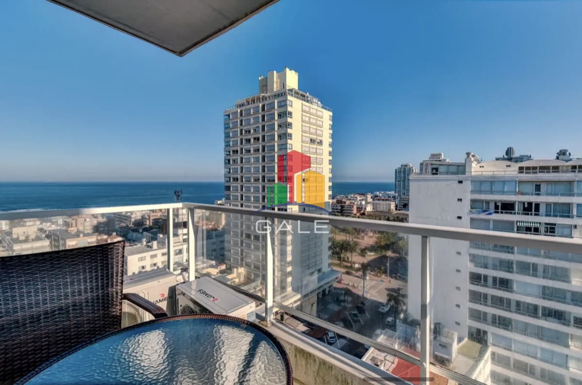 Apartamento Céntrico de 2 Dormitorios con Vista al Mar, en el corazón de la Península de Punta del Este  -