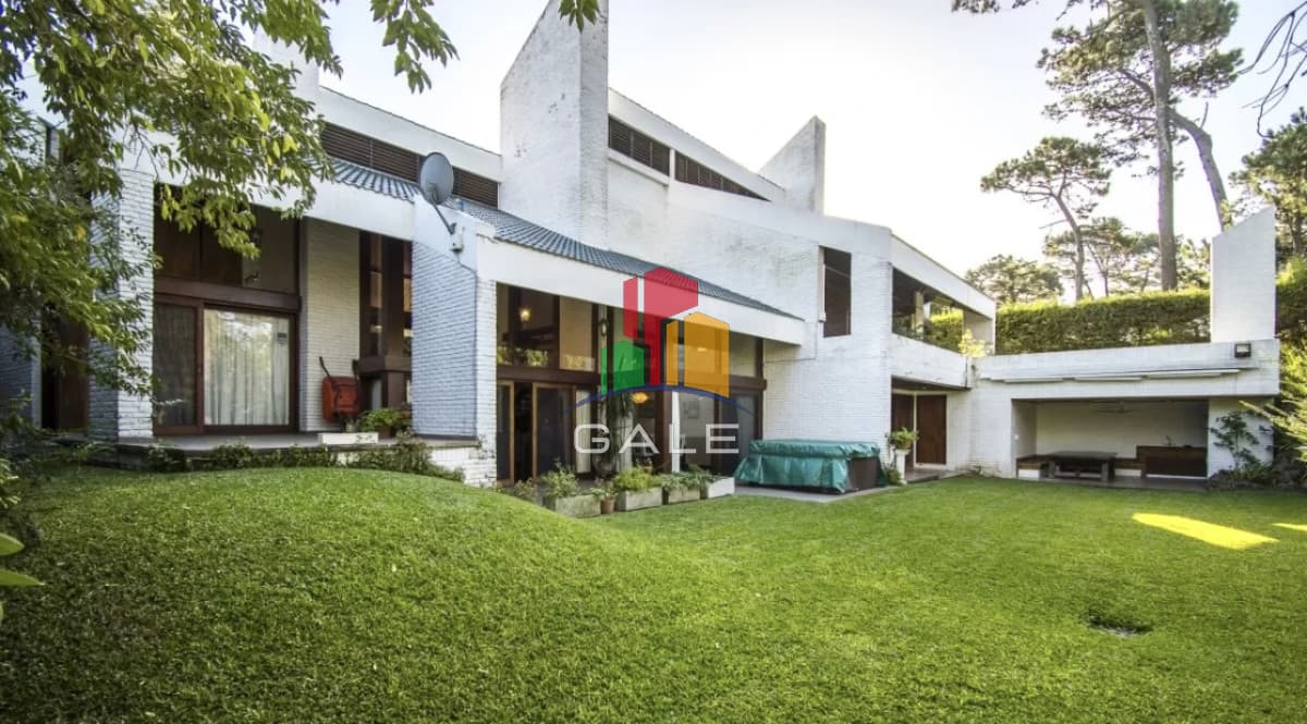 Gale Propiedades & Escribanía Casa ID.3296 - Excelente Casa de 4 Dormitorios en Playa Mansa, Ideal para vivir todo el año