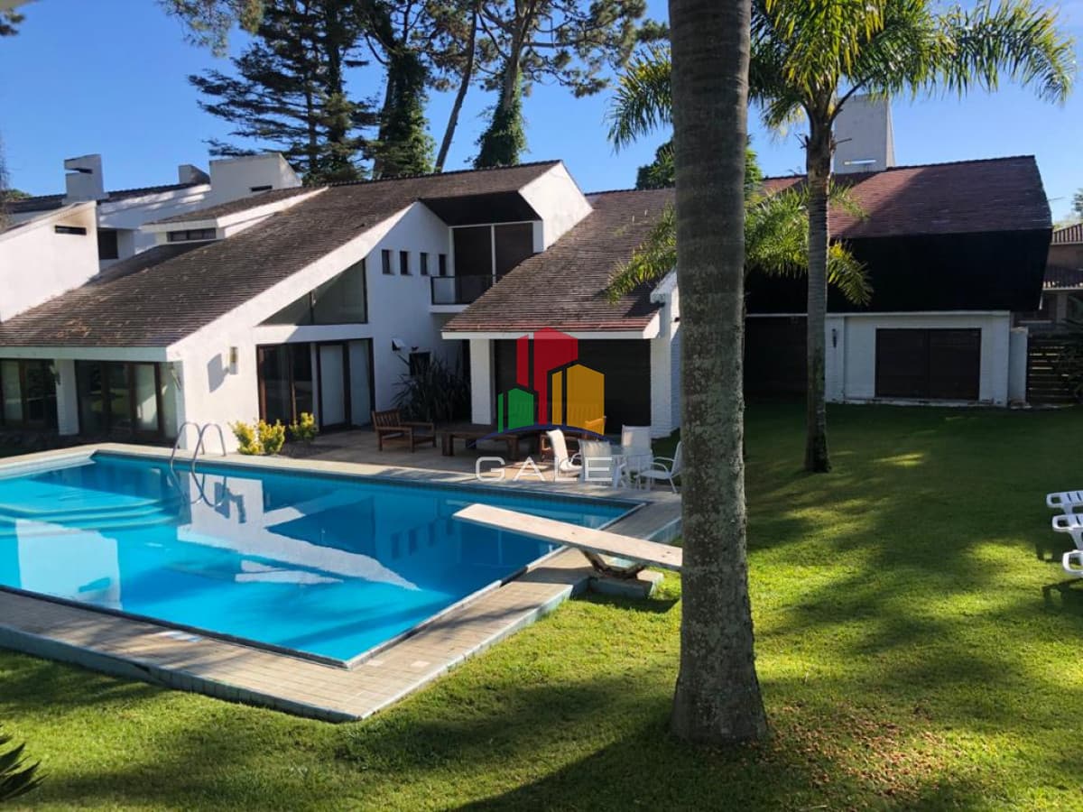 Gale Propiedades & Escribanía Casa ID.967 - Excelente Casa de 7 Dormitorios, Piscina, Barbacoa y Dependencia en Punta del Este
