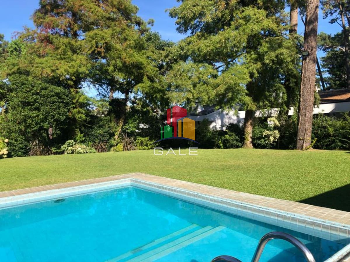 Gale Propiedades & Escribanía Casa ID.967 - Excelente Casa de 7 Dormitorios, Piscina, Barbacoa y Dependencia en Punta del Este