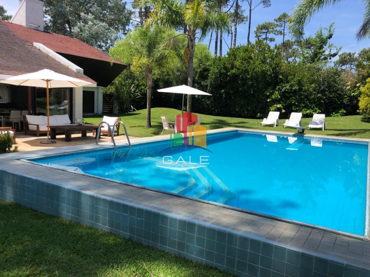 Gale Propiedades & Escribanía Casa ID.967 - Excelente Casa de 7 Dormitorios, Piscina, Barbacoa y Dependencia en Punta del Este