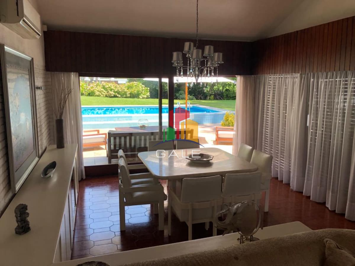 Gale Propiedades & Escribanía Casa ID.967 - Excelente Casa de 7 Dormitorios, Piscina, Barbacoa y Dependencia en Punta del Este