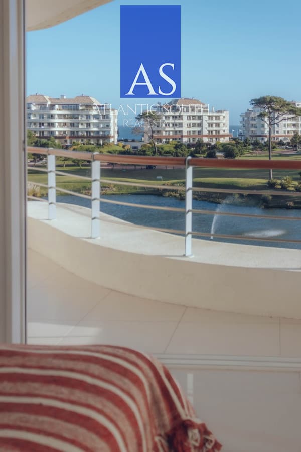 Venta de maravilloso departamento penthouse en complejo privado de Playa Mansa