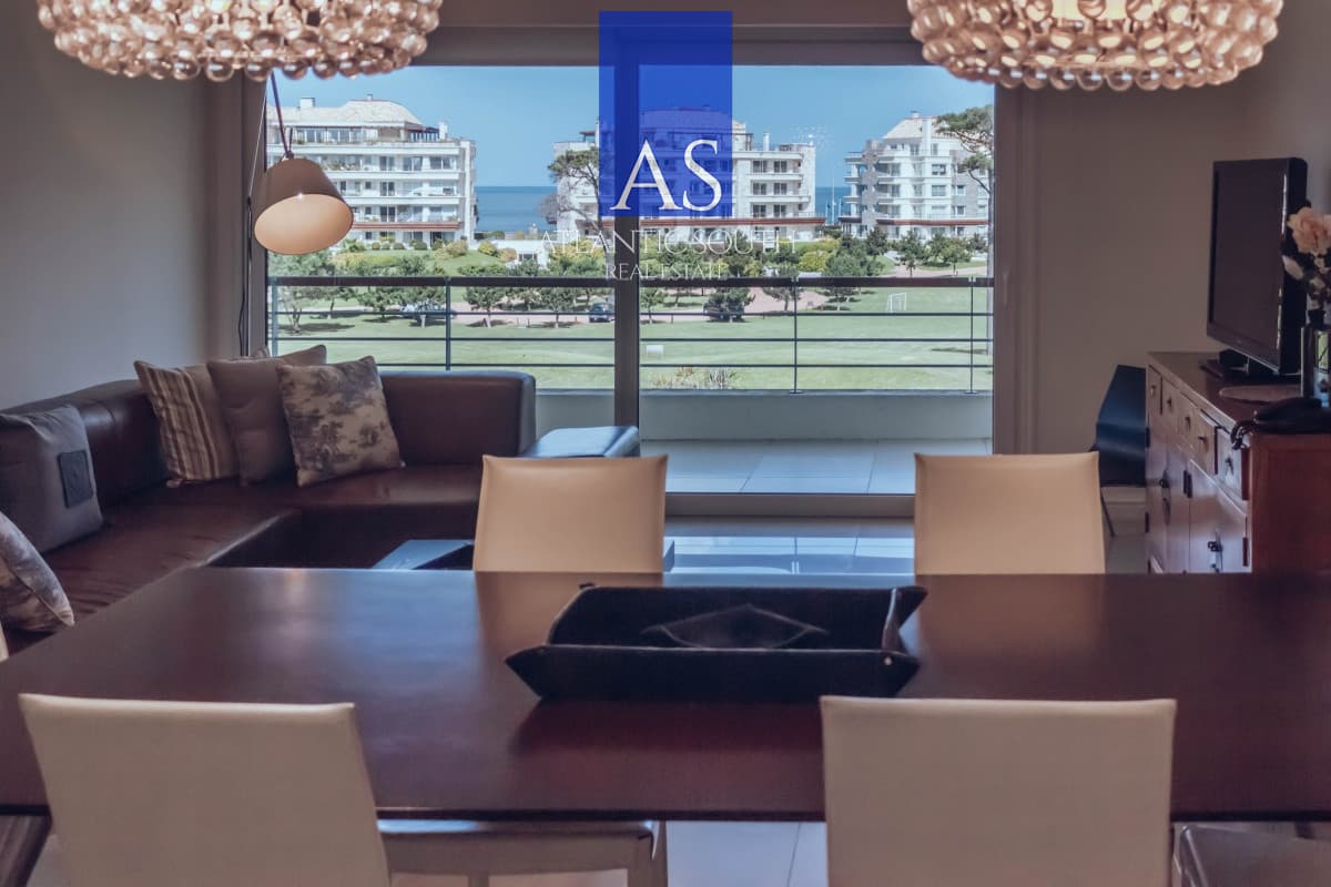 Venta de maravilloso departamento penthouse en complejo privado de Playa Mansa