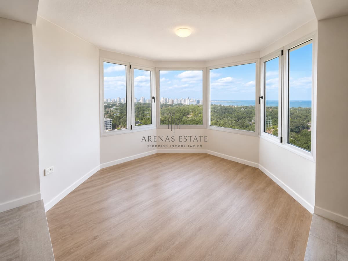 Venta y alquiler anual de amplio apartamento de tres dormitorios completamente reciclado sobre Roosevelt, Punta del Este
