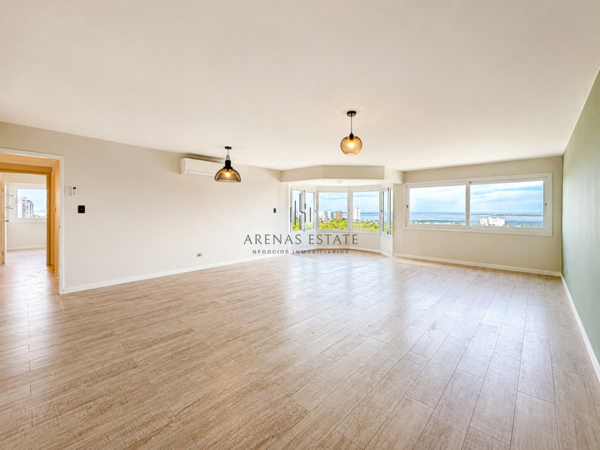 Venta y alquiler anual de amplio apartamento de tres dormitorios completamente reciclado sobre Roosevelt, Punta del Este