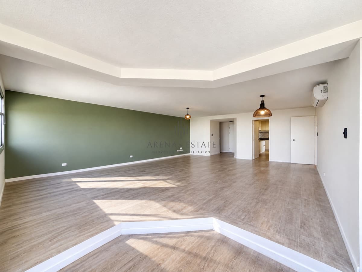 Venta y alquiler anual de amplio apartamento de tres dormitorios completamente reciclado sobre Roosevelt, Punta del Este