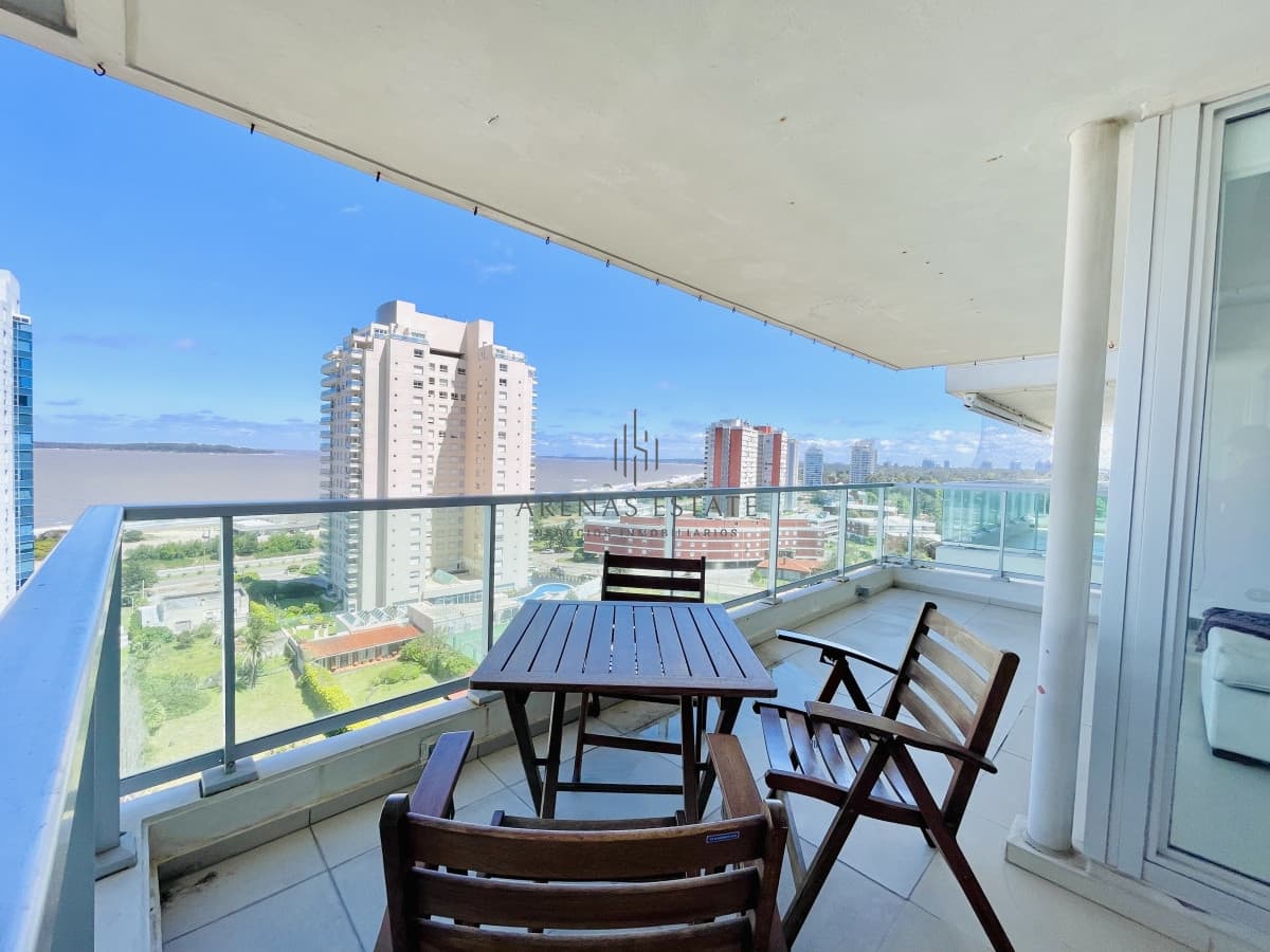 Apartamento de 2 Dormitorios, Vista al Mar y Parrillero en Playa Mansa, Venta