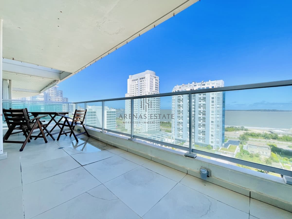 Apartamento de 2 Dormitorios, Vista al Mar y Parrillero en Playa Mansa, Venta