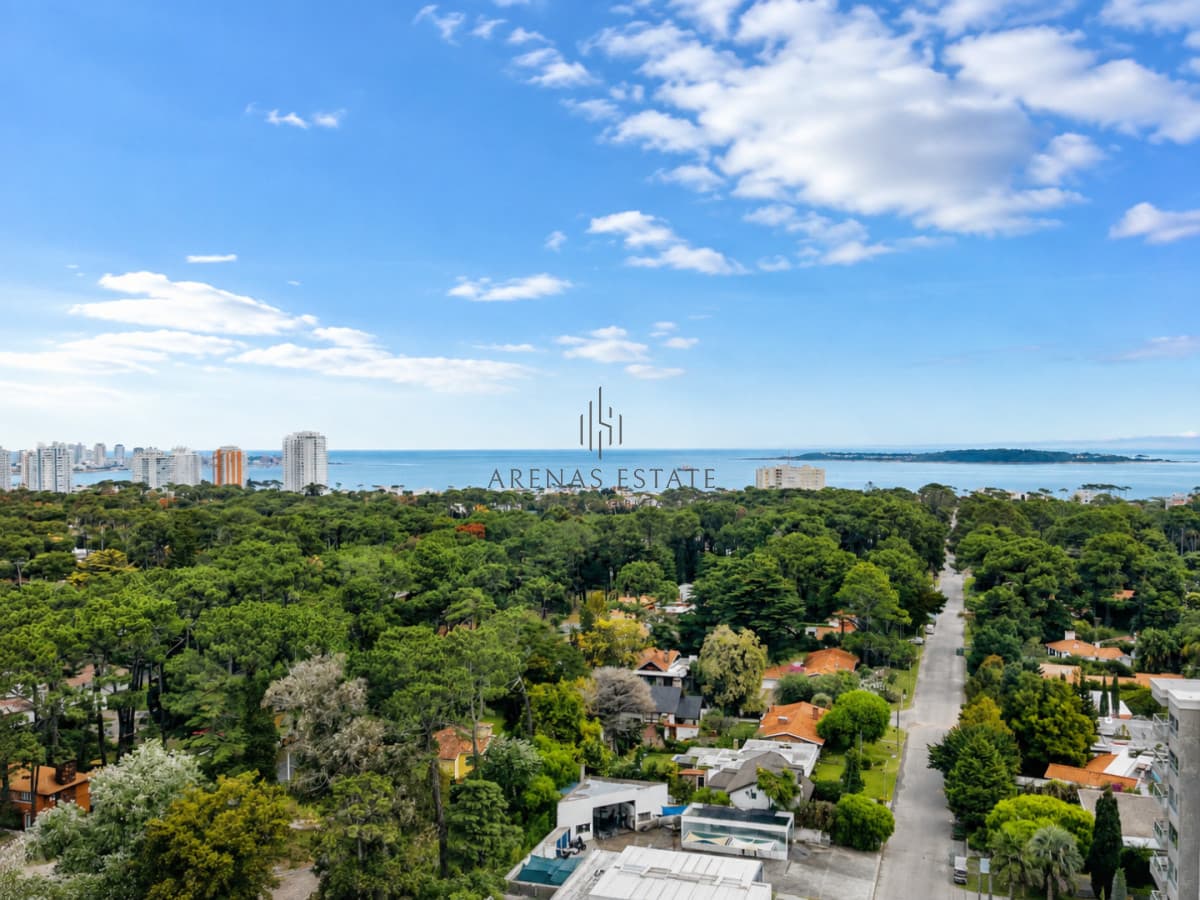 Venta y alquiler anual de amplio apartamento de tres dormitorios completamente reciclado sobre Roosevelt, Punta del Este