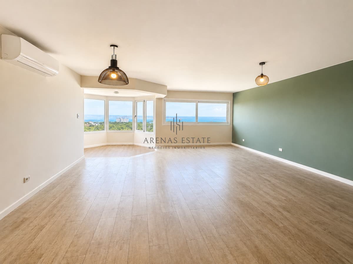 Venta y alquiler anual de amplio apartamento de tres dormitorios completamente reciclado sobre Roosevelt, Punta del Este
