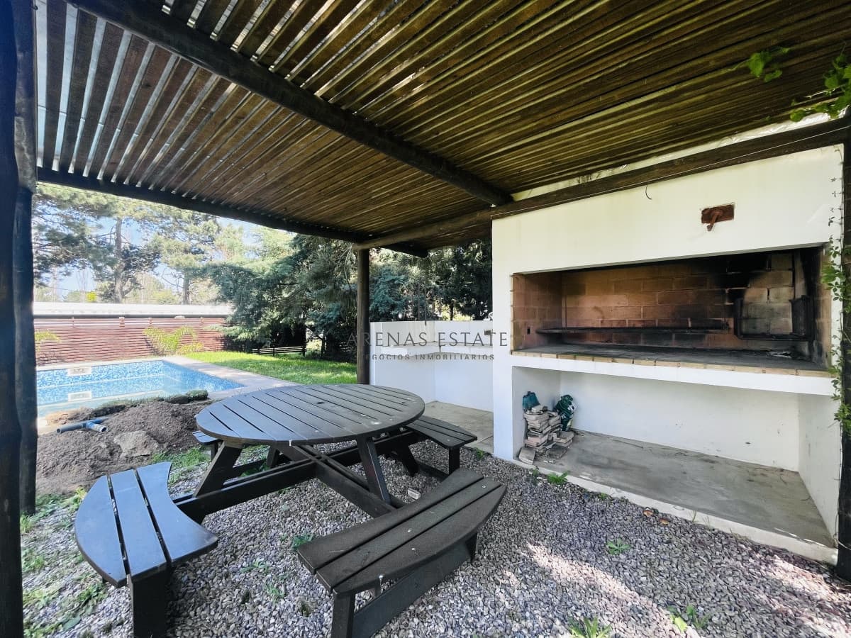 Muy Buena Casa de 5 Dormitorios y Piscina en Rincón del Indio, a Pocos Metros del Mar