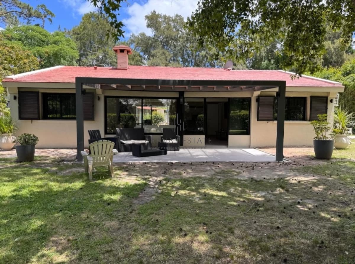 Casa ID.1132 - Casa de 4 Dormitorios con Piscina en San Rafael, Venta