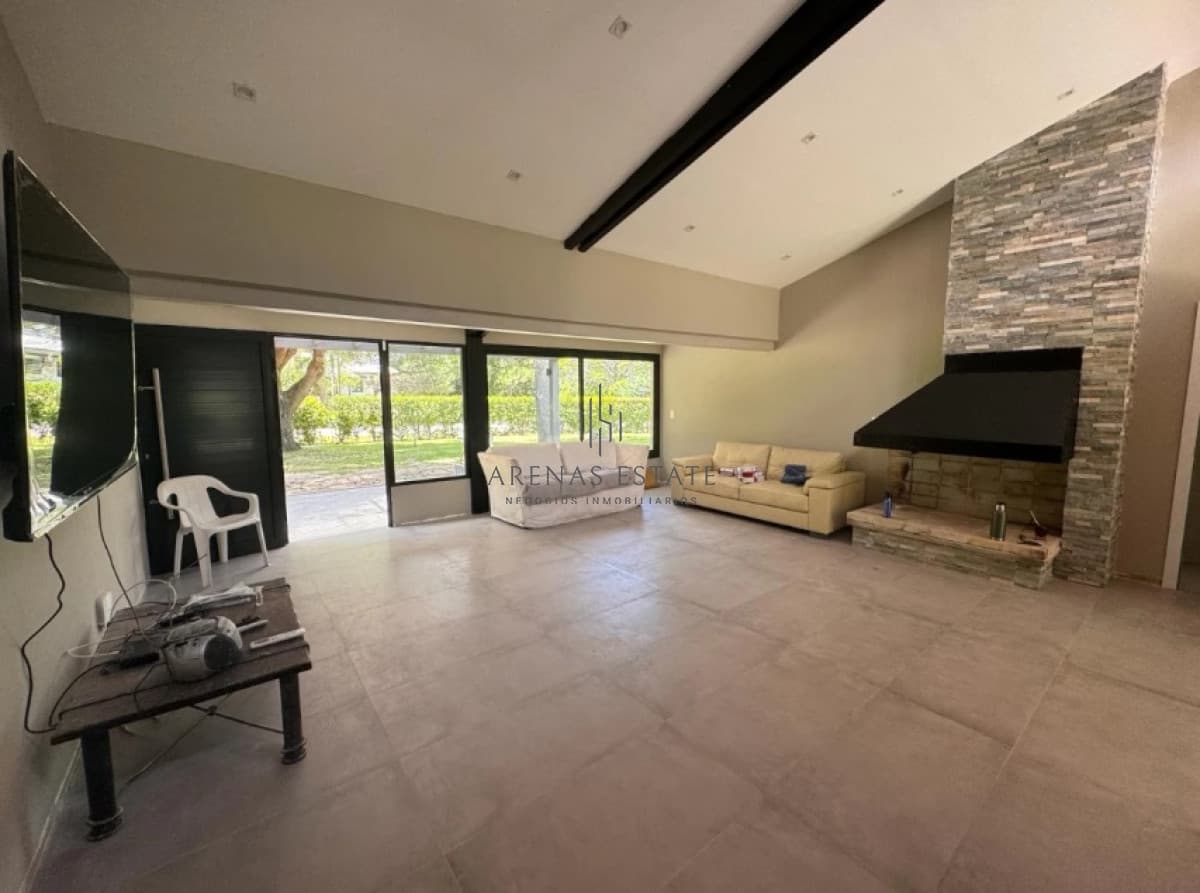 Casa ID.1132 - Casa de 4 Dormitorios con Piscina en San Rafael, Venta