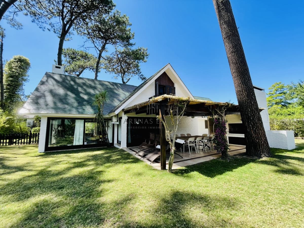 Alquiler temporario de sólida y amplia casa de cinco dormitorios más dependencia de servicio y piscina, Lugano, Punta del Este