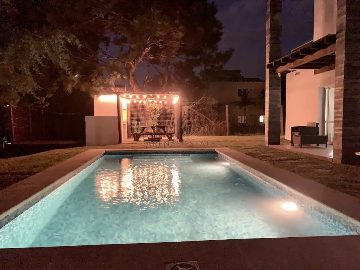 Muy Buena Casa de 5 Dormitorios y Piscina en Rincón del Indio, a Pocos Metros del Mar
