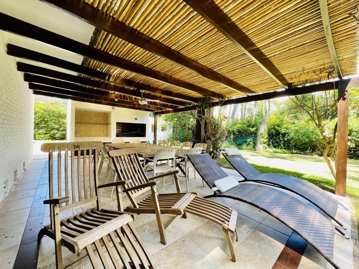 Alquiler temporario de sólida y amplia casa de cinco dormitorios más dependencia de servicio y piscina, Lugano, Punta del Este