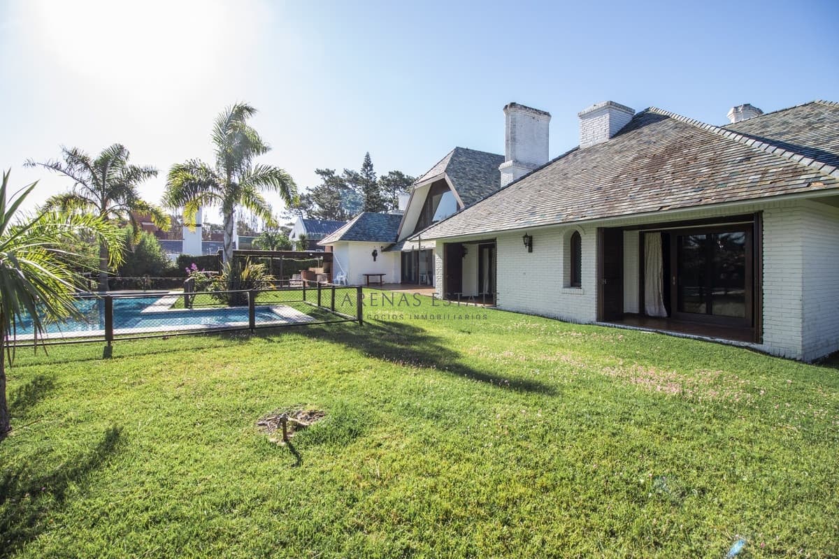 Casa ID.585 - Venta de casa de 4 dormitorios más dependencia y hermosa piscina con gran parque en Playa Mansa, Punta del Este